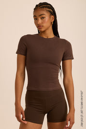 חולצת בייסיק מבד כותנה, שרוול קצר, צווארון סגור, נעימה ובגוון חום