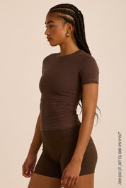 חולצת בייסיק מבד כותנה, שרוול קצר, צווארון סגור, נעימה ובגוון חום