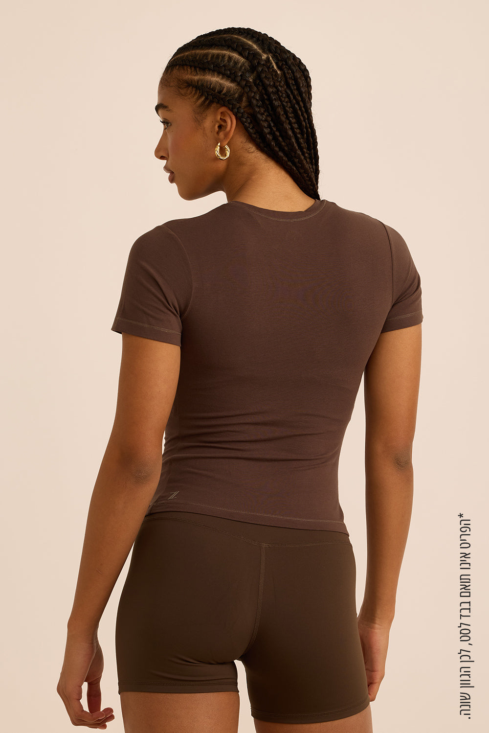 חולצת בייסיק מבד כותנה, שרוול קצר, צווארון סגור, נעימה ובגוון חום