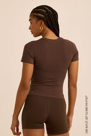 חולצת בייסיק מבד כותנה, שרוול קצר, צווארון סגור, נעימה ובגוון חום