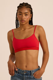 טופ בייסיק מבד כותנה,מתאים לפעילות היומיומית,כתפיות דקות, ללא פתח להכנסת ריפוד וללא ריפוד,  ובגוון אדום