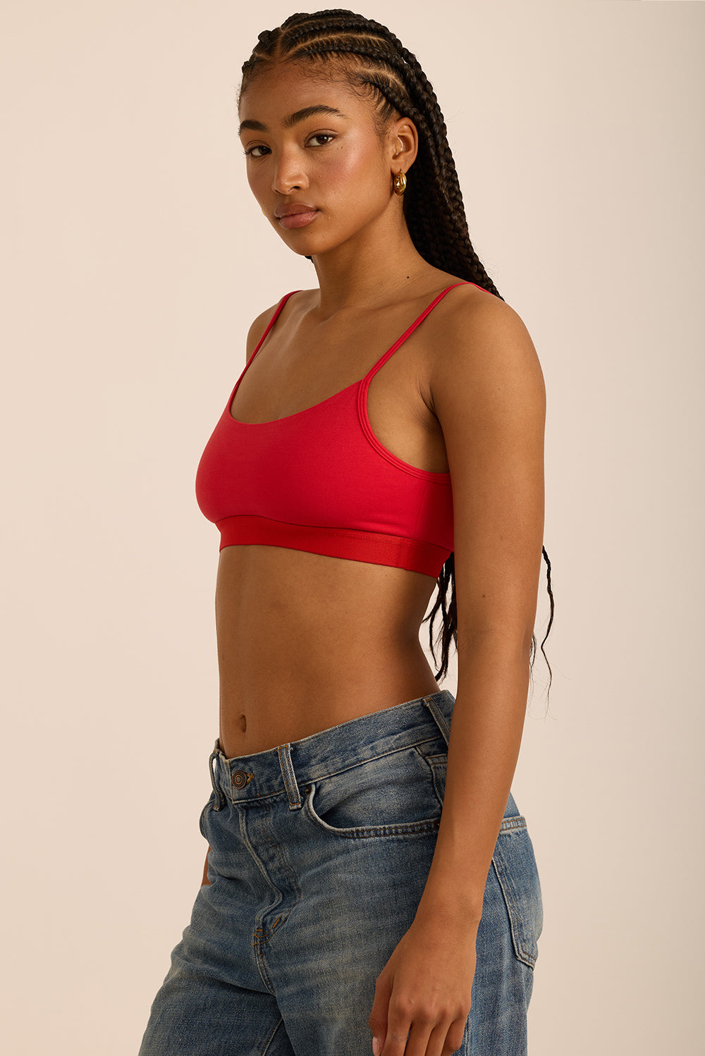 טופ בייסיק מבד כותנה,מתאים לפעילות היומיומית,כתפיות דקות, ללא פתח להכנסת ריפוד וללא ריפוד,  ובגוון אדום