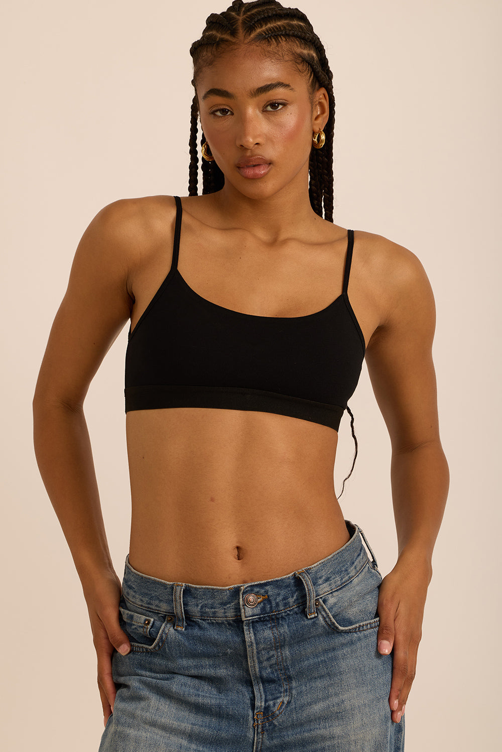 טופ בייסיק מבד כותנה,מתאים לפעילות היומיומית,כתפיות דקות, ללא פתח להכנסת ריפוד וללא ריפוד,  ובגוון שחור