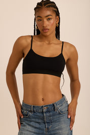 טופ בייסיק מבד כותנה,מתאים לפעילות היומיומית,כתפיות דקות, ללא פתח להכנסת ריפוד וללא ריפוד,  ובגוון שחור