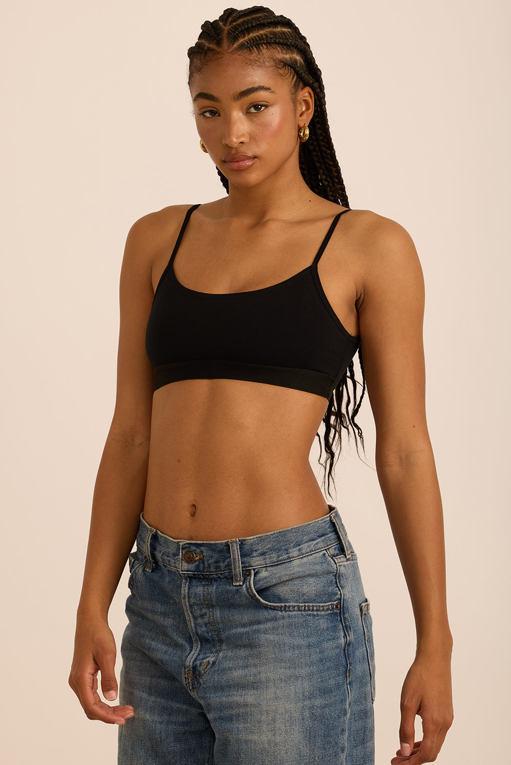 טופ בייסיק מבד כותנה,מתאים לפעילות היומיומית,כתפיות דקות, ללא פתח להכנסת ריפוד וללא ריפוד,  ובגוון שחור