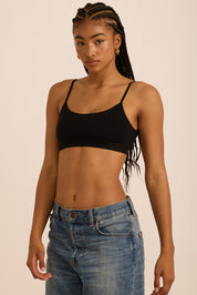 טופ בייסיק מבד כותנה,מתאים לפעילות היומיומית,כתפיות דקות, ללא פתח להכנסת ריפוד וללא ריפוד,  ובגוון שחור