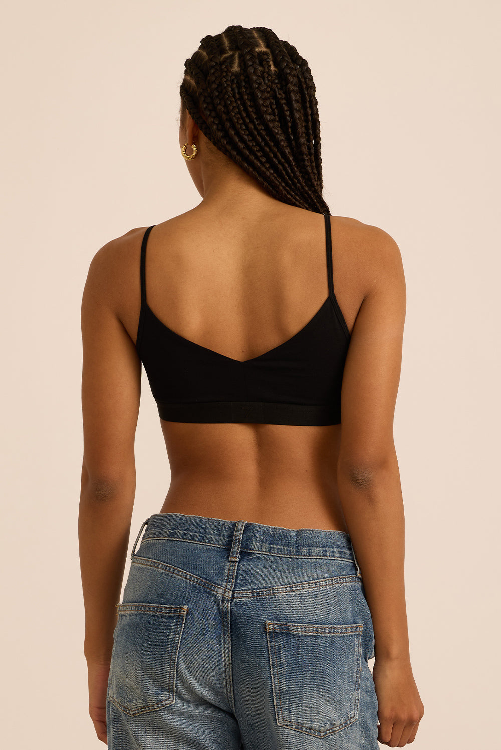 טופ בייסיק מבד כותנה,מתאים לפעילות היומיומית,כתפיות דקות, ללא פתח להכנסת ריפוד וללא ריפוד,  ובגוון שחור