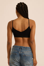 טופ בייסיק מבד כותנה,מתאים לפעילות היומיומית,כתפיות דקות, ללא פתח להכנסת ריפוד וללא ריפוד,  ובגוון שחור