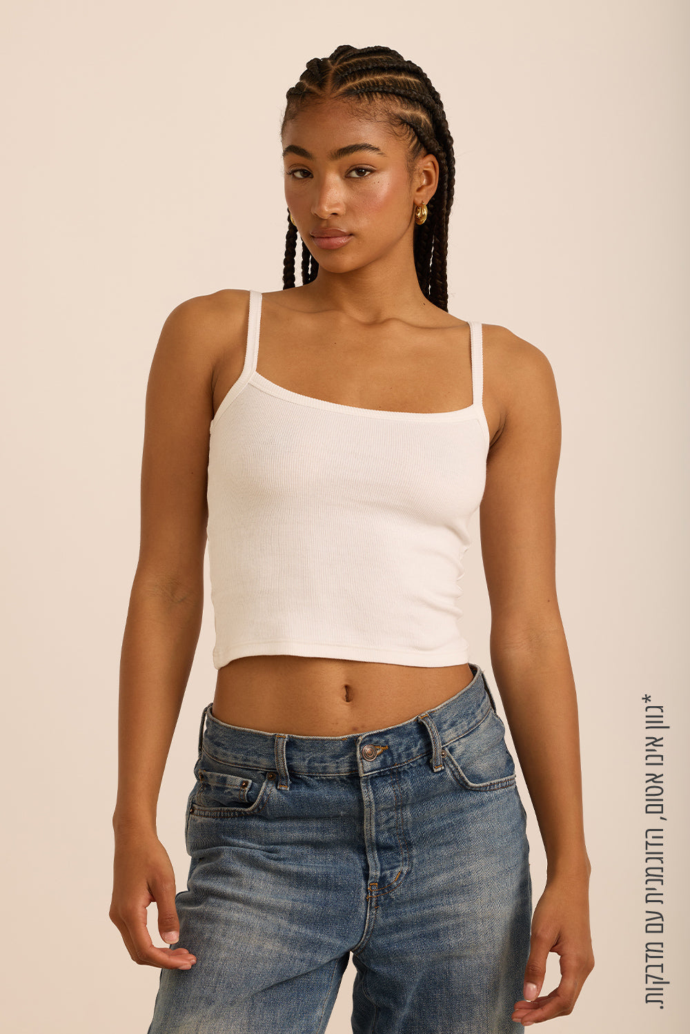 גופיית בייסיק בטקסטורת ריב (פסים דקים) בגוון לבן