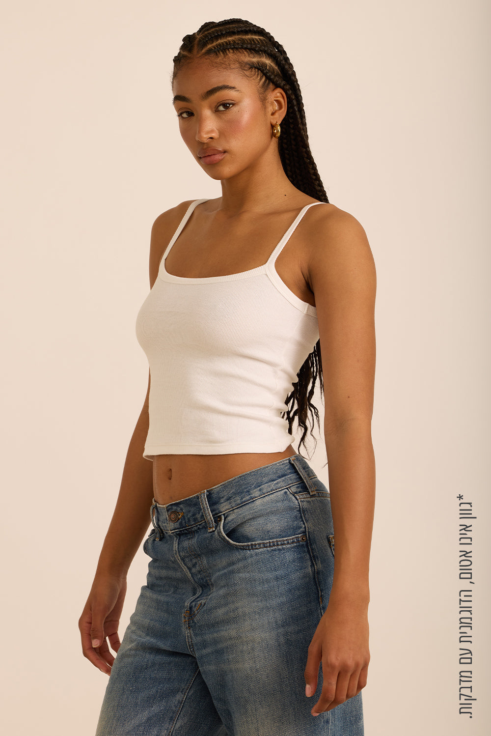 גופיית בייסיק בטקסטורת ריב (פסים דקים) בגוון לבן