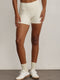 FABRIC: 4 WAY STRETCH FABRIC.הבד המתקדם ביותר שלנו המאופיין באלסטיות ניכרת לאורך כל ארבעת הצירים הראשיים, הבגד עוקב בצורה מושלמת אחר תנועות הגוף ומבטיח חופש פעולה מירבי.שורט קצר עם חגורה גבוהה.לוגו Z בחגורת הטייץ בחלק האחורי.דפוס פרחוני עדין ברקע שמנת .
