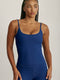 FABRIC: 4 WAY STRETCH FABRIC.גופייה מבד 4 כיוונים המתקדם, אשר מאופיין באלסטיות ניכרת לאורך כל ארבעת הצירים הראשיים, הבגד עוקב בצורה מושלמת אחר תנועות הגוף ומבטיח חופש פעולה מירבי.גזרה קלאסית, מעט ארוכה.הגופייה בשילוב שכבה פנימית וריפוד נשלף. לוגו Z בגב הפריט.הגופייה בשילוב רצועות מתכווננות בגב הפריט.גוון כחול כהה.