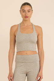 גופייה מבד comfy+ - מבד רך ונעים, הבד לא מנדף זיעה או מחטב. הגופייה ללא ריפוד נשלף וללא שכבה פנימית. גוון אפור מלאנג.