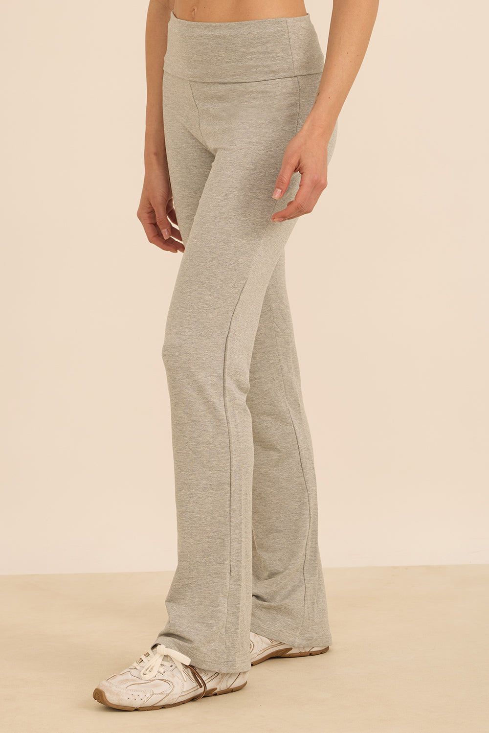 מכנס מתרחב מבד comfy+ מהסדרה של עינב כהן, חגורה גבוהה אשר ניתנת לקיפול, הדגם מיועד ליום-יום, ולא לאימונים, אינו מנדף זיעה ואינו מחטב. גוון אפור מלאנג