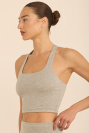 גופייה מבד comfy+ - מבד רך ונעים, הבד לא מנדף זיעה או מחטב. הגופייה ללא ריפוד נשלף וללא שכבה פנימית. גוון אפור מלאנג.