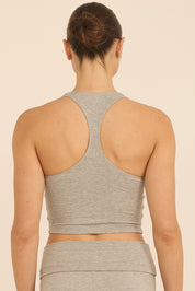 גופייה מבד comfy+ - מבד רך ונעים, הבד לא מנדף זיעה או מחטב. הגופייה ללא ריפוד נשלף וללא שכבה פנימית. גוון אפור מלאנג.