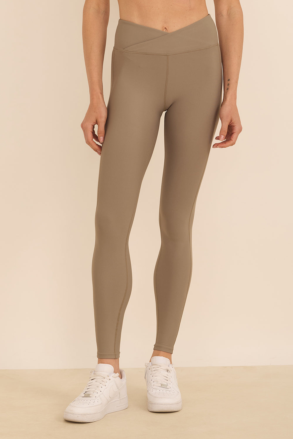 טייץ מבד 4 כיוונים, ארוך עם סיומת הדוקה, חגורת וי, בגוון אבן