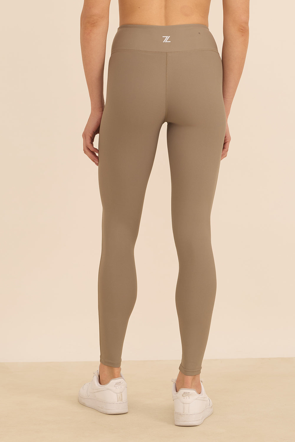 טייץ מבד 4 כיוונים, ארוך עם סיומת הדוקה, חגורת וי, בגוון אבן