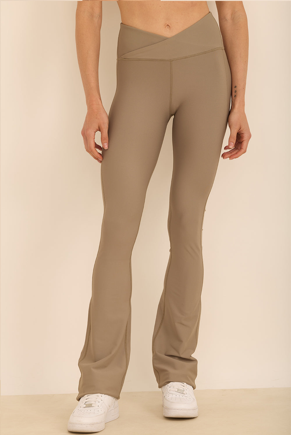 טייץ מתרחב מבד 4 כיוונים, חגורה בגזרת וי , הטייץ זמין לרכישה ב-2 אורכים, הארוך יותר מומלץ לגבוהות יותר, גוון אבן.