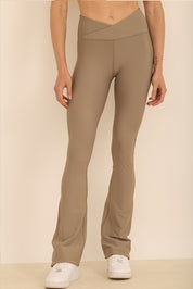 טייץ מתרחב מבד 4 כיוונים, חגורה בגזרת וי , הטייץ זמין לרכישה ב-2 אורכים, הארוך יותר מומלץ לגבוהות יותר, גוון אבן.