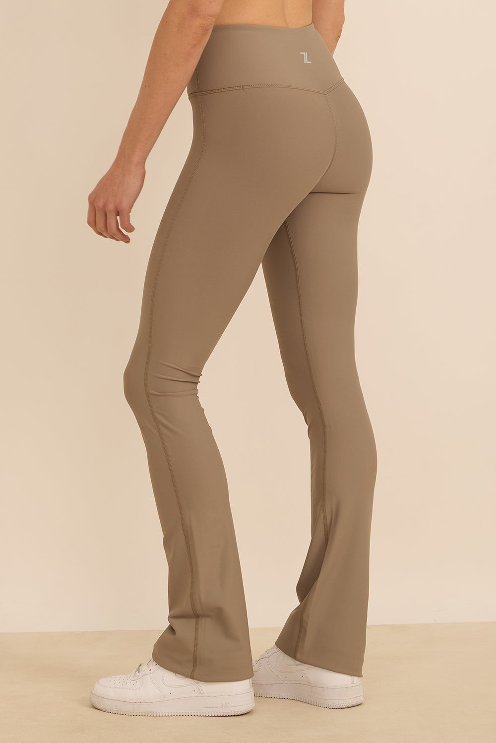 טייץ מתרחב מבד 4 כיוונים, חגורה בגזרת וי , הטייץ זמין לרכישה ב-2 אורכים, הארוך יותר מומלץ לגבוהות יותר, גוון אבן.