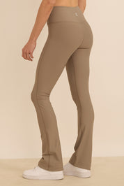 טייץ מתרחב מבד 4 כיוונים, חגורה בגזרת וי , הטייץ זמין לרכישה ב-2 אורכים, הארוך יותר מומלץ לגבוהות יותר, גוון אבן.