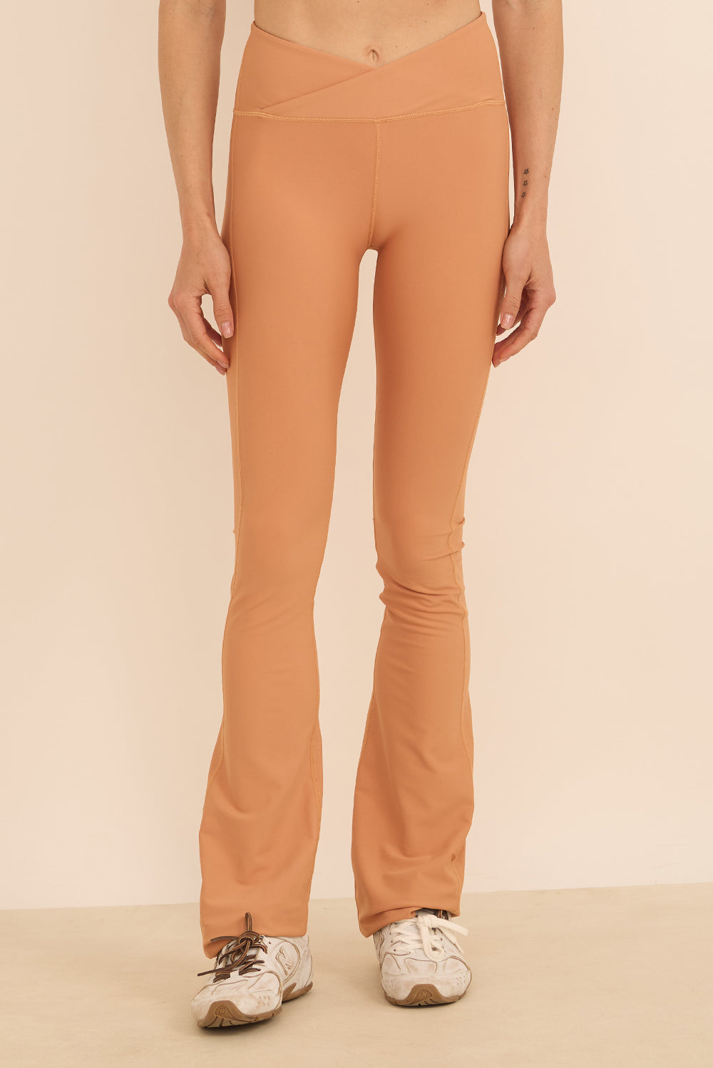 טייץ מתרחב מבד 4 כיוונים, חגורה בגזרת וי , הטייץ זמין לרכישה ב-2 אורכים, הארוך יותר מומלץ לגבוהות יותר, גוון כתום.