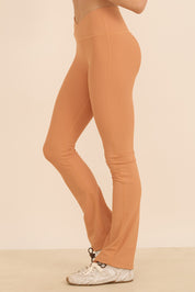 טייץ מתרחב מבד 4 כיוונים, חגורה בגזרת וי , הטייץ זמין לרכישה ב-2 אורכים, הארוך יותר מומלץ לגבוהות יותר, גוון כתום.