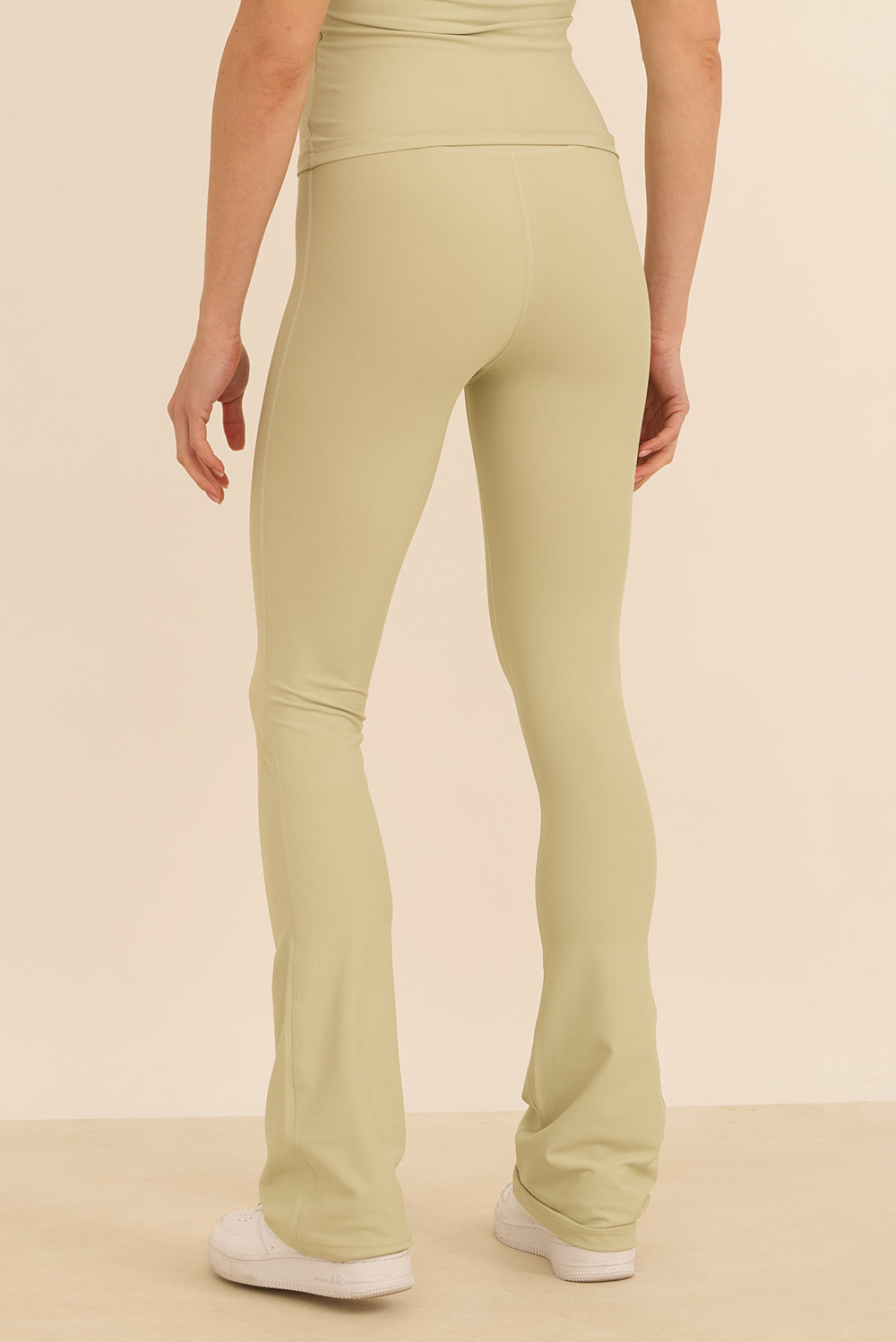 טייץ בגזרה גבוהה בגזרת פדלפון (מתרחב) בגוון שמנת-ירקרק, מבד 4 כיוונים, מהסדרה של עינב כהן.