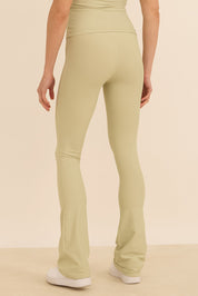 טייץ בגזרה גבוהה בגזרת פדלפון (מתרחב) בגוון שמנת-ירקרק, מבד 4 כיוונים, מהסדרה של עינב כהן.