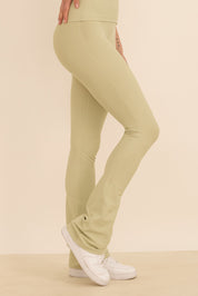 טייץ בגזרה גבוהה בגזרת פדלפון (מתרחב) בגוון שמנת-ירקרק, מבד 4 כיוונים, מהסדרה של עינב כהן.