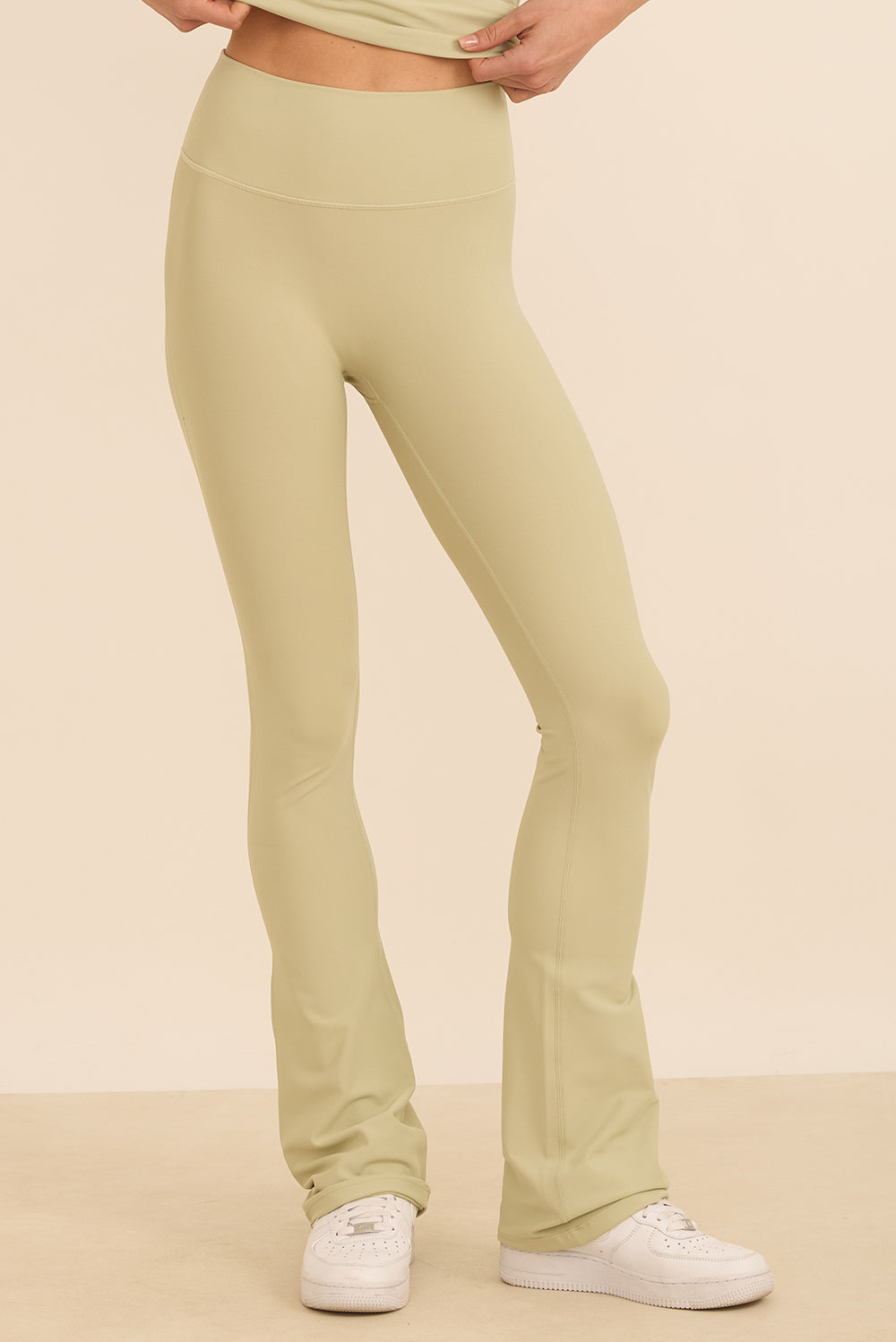 טייץ בגזרה גבוהה בגזרת פדלפון (מתרחב) בגוון שמנת-ירקרק, מבד 4 כיוונים, מהסדרה של עינב כהן.