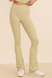 טייץ בגזרה גבוהה בגזרת פדלפון (מתרחב) בגוון שמנת-ירקרק, מבד 4 כיוונים, מהסדרה של עינב כהן.