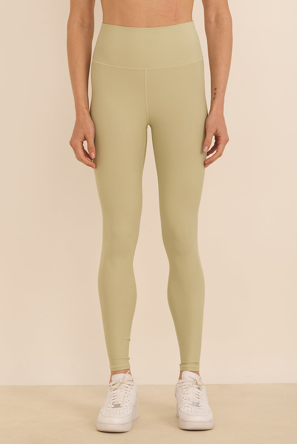 טייץ ארוך מסדרת ארבע כיוונים בסיומת הדוקה, בגוון שמנת-ירקרק מהסדרה של עינב כהן