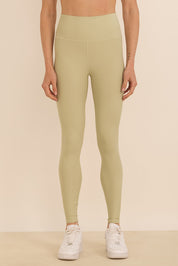 טייץ ארוך מסדרת ארבע כיוונים בסיומת הדוקה, בגוון שמנת-ירקרק מהסדרה של עינב כהן