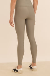 טייץ ארוך מסדרת ארבע כיוונים בסיומת הדוקה, בגוון ירקרק מהסדרה של עינב כהן