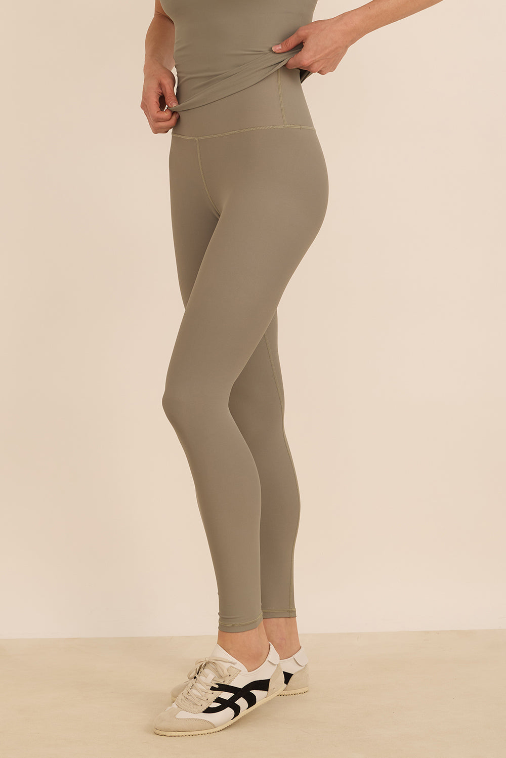 טייץ ארוך מסדרת ארבע כיוונים בסיומת הדוקה, בגוון ירקרק מהסדרה של עינב כהן