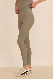 טייץ ארוך מסדרת ארבע כיוונים בסיומת הדוקה, בגוון ירקרק מהסדרה של עינב כהן