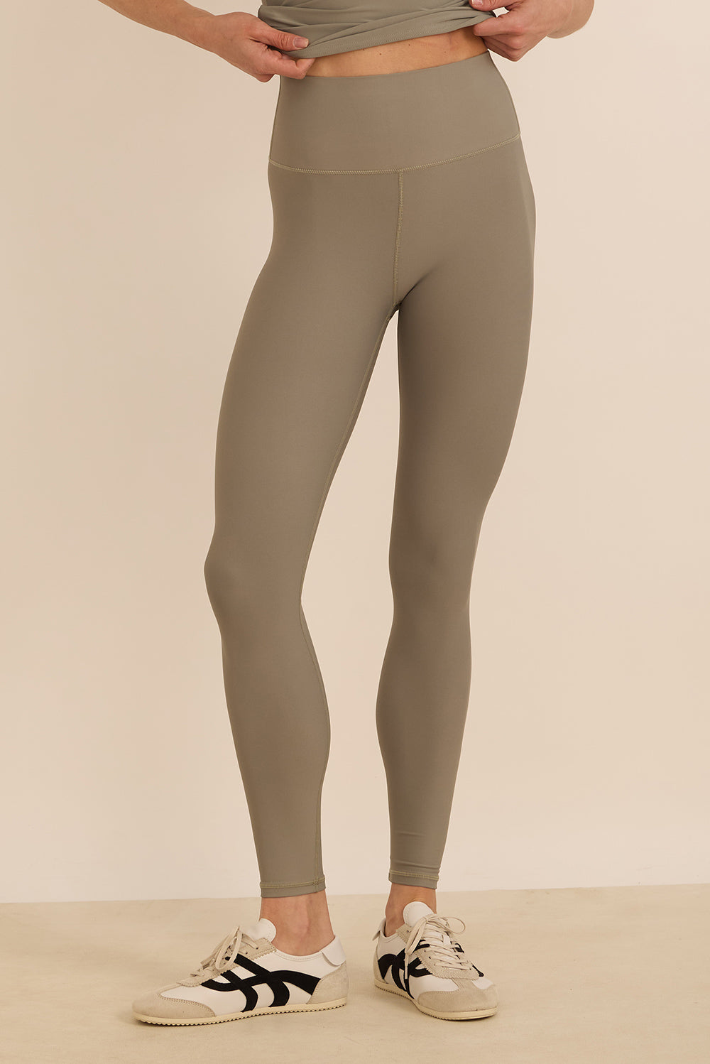 טייץ ארוך מסדרת ארבע כיוונים בסיומת הדוקה, בגוון ירקרק מהסדרה של עינב כהן