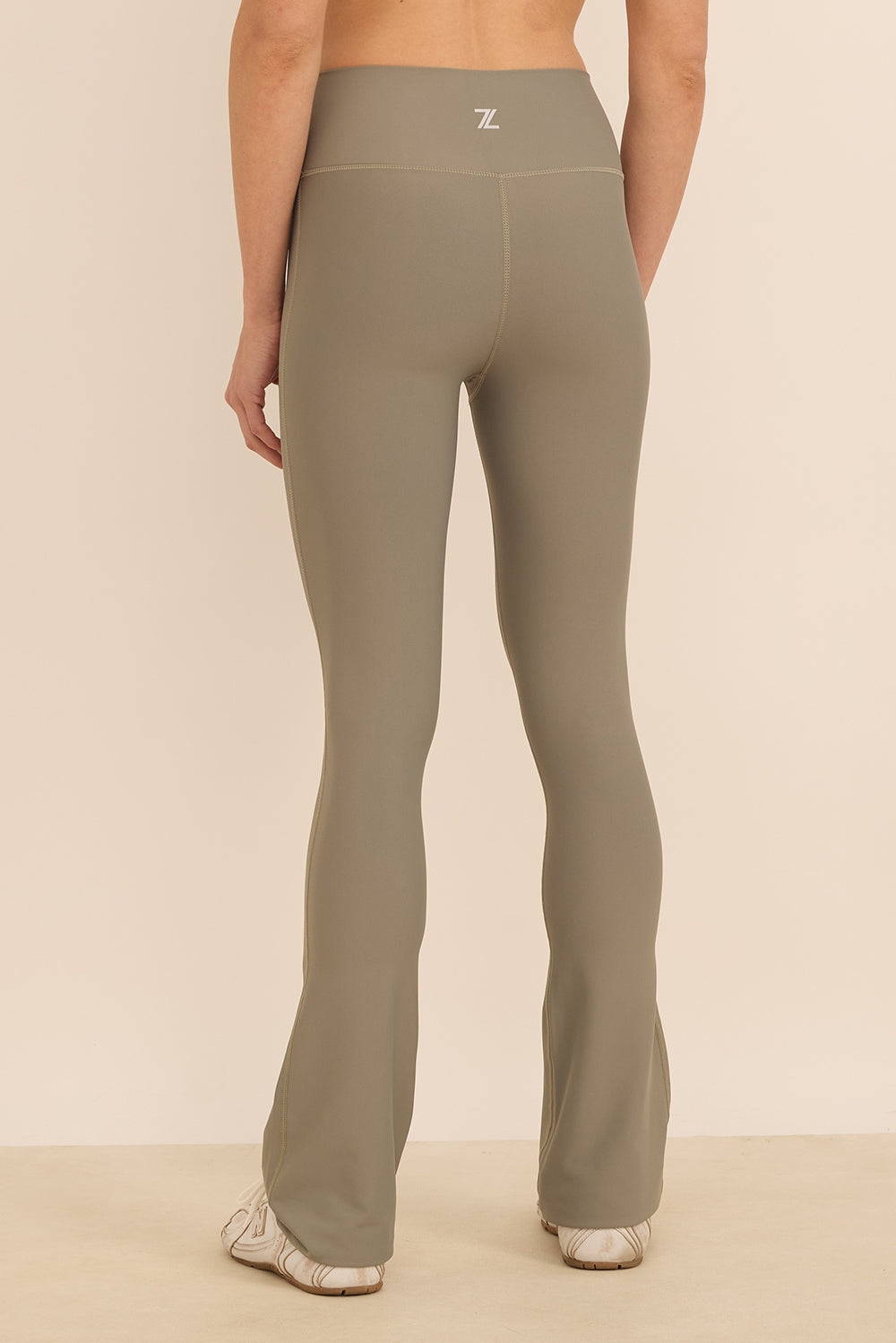 טייץ בגזרה גבוהה בגזרת פדלפון (מתרחב) בגוון ירקרק, מבד 4 כיוונים, מהסדרה של עינב כהן.