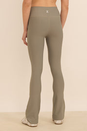 טייץ בגזרה גבוהה בגזרת פדלפון (מתרחב) בגוון ירקרק, מבד 4 כיוונים, מהסדרה של עינב כהן.