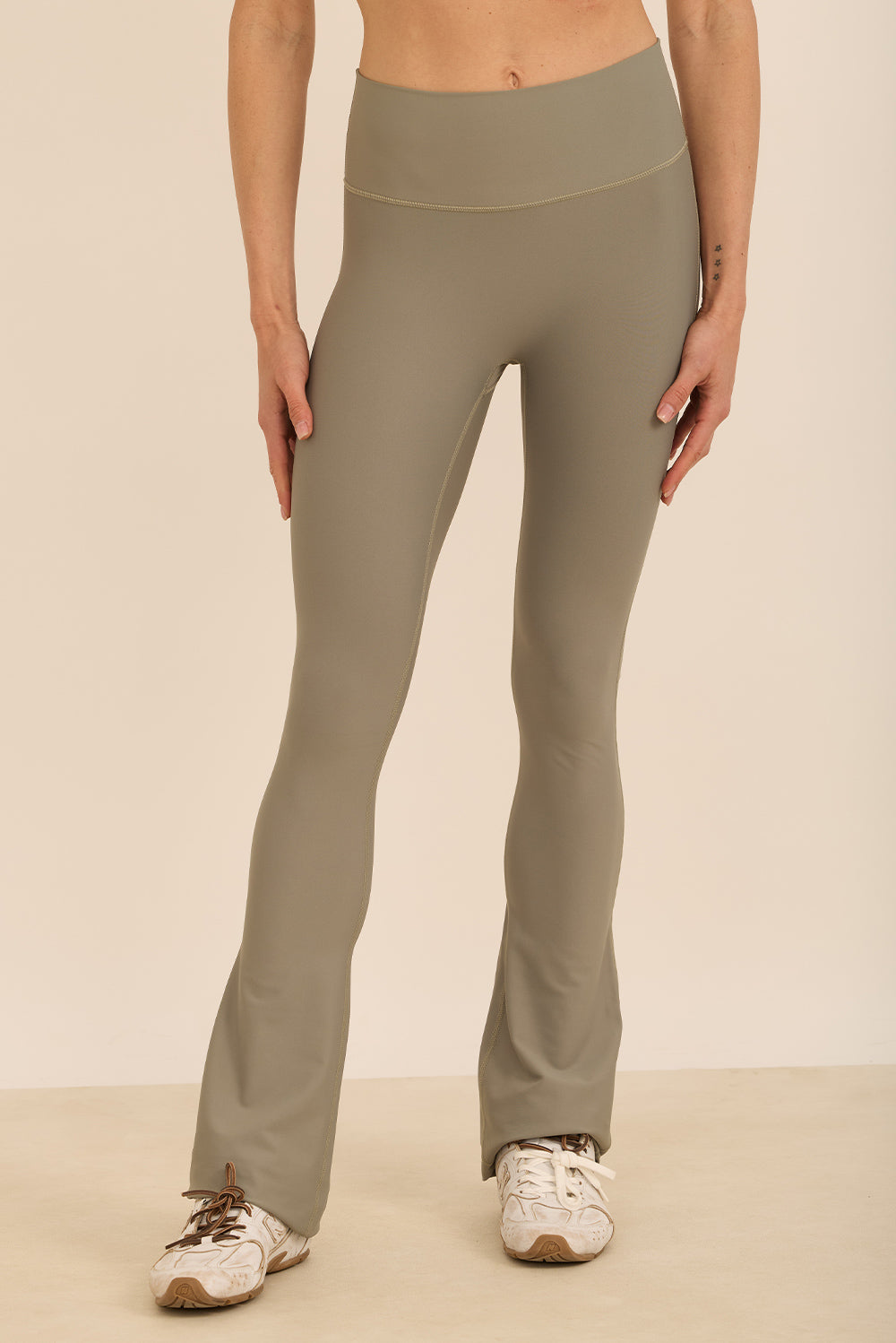 טייץ בגזרה גבוהה בגזרת פדלפון (מתרחב) בגוון ירקרק, מבד 4 כיוונים, מהסדרה של עינב כהן.