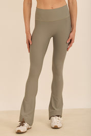 טייץ בגזרה גבוהה בגזרת פדלפון (מתרחב) בגוון ירקרק, מבד 4 כיוונים, מהסדרה של עינב כהן.