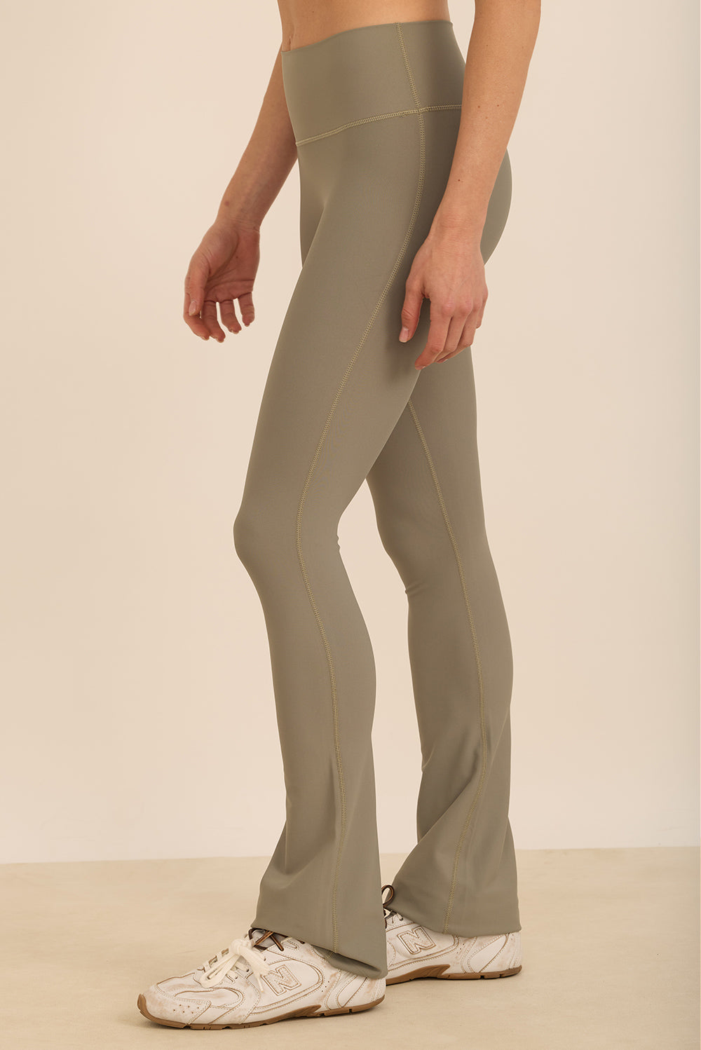 טייץ בגזרה גבוהה בגזרת פדלפון (מתרחב) בגוון ירקרק, מבד 4 כיוונים, מהסדרה של עינב כהן.