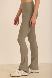 טייץ בגזרה גבוהה בגזרת פדלפון (מתרחב) בגוון ירקרק, מבד 4 כיוונים, מהסדרה של עינב כהן.