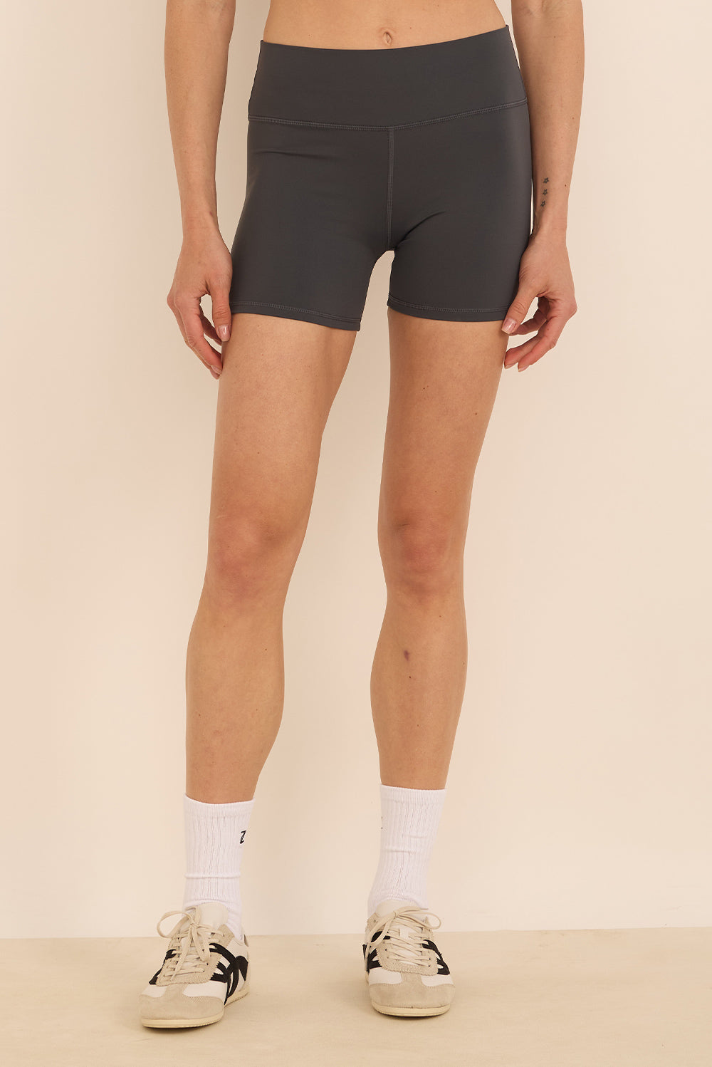 שורט מבד elevated polyamide בגוון אפור, חגורת אמצע