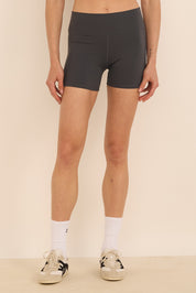 שורט מבד elevated polyamide בגוון אפור, חגורת אמצע