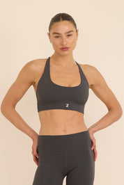 טופ מפתח עמוק מבד פוליאמיד, ללא פתח הכנסת ריפוד וללא ריפוד נשלף, בגוון אפור