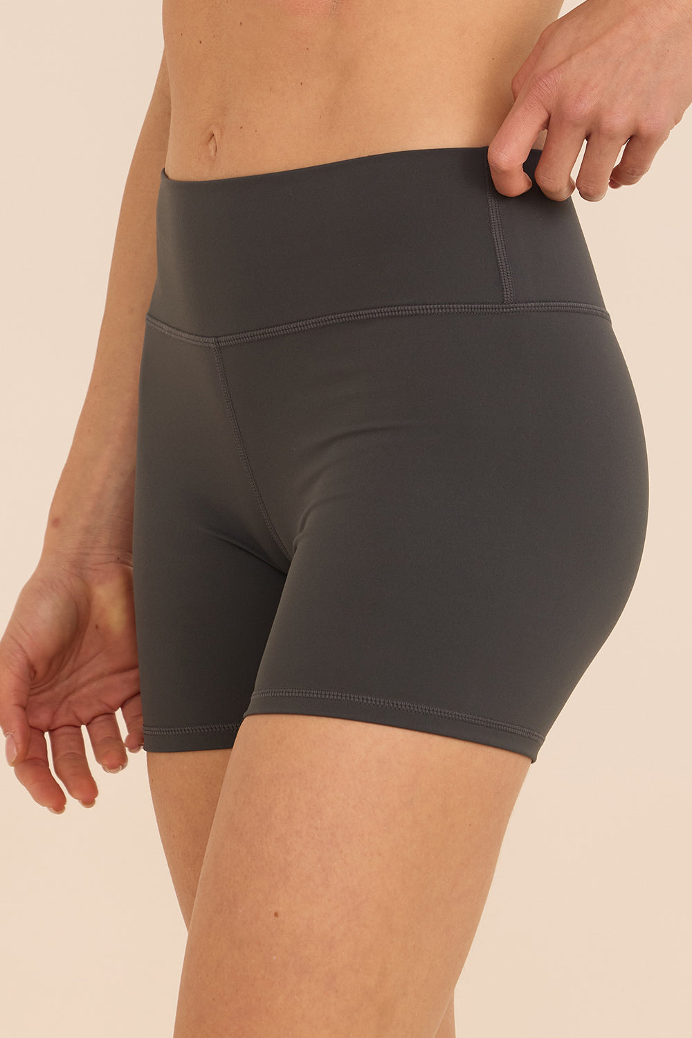 שורט מבד elevated polyamide בגוון אפור, חגורת אמצע