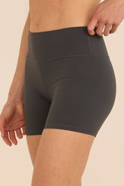 שורט מבד elevated polyamide בגוון אפור, חגורת אמצע